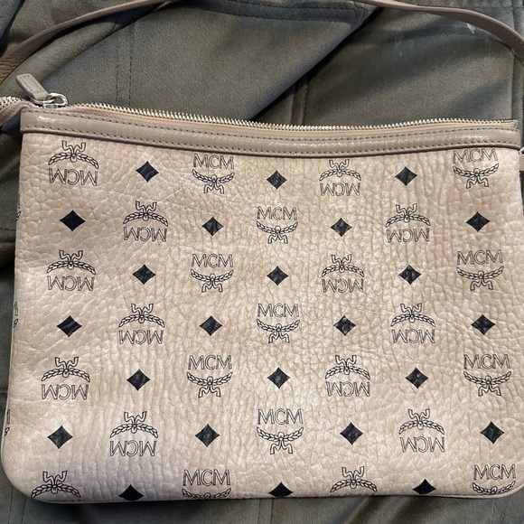 MCM Reversible Medium Liz Shopper in Visetos - Picture 10 of 13